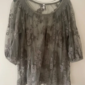 Skogsgrön blus - En skogsgrön blus i väldigt bra skick. 