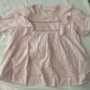 rosa blus  - jättesöt rosa blus, är helt oanvänd utan någon prislapp 💕💕