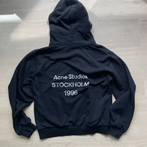 Acne Studios hoodie - Säljer nu en riktigt fräsch hoodie från Acne Studios! Hoodien är i toppenskick 9/10, och inga defekter förekommer. Storlek Small. (Bild 5 är endast spegeln som är smutsig). Hör av dig vid intresse! 💫
