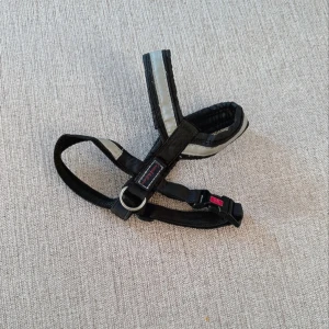Svart hundsele med reflex 🖤 - En svart hundsele med reflex från Gustaf & Evita som är justerbar. Har använts ett par gånger men fortfarande i gott skick! Står ingen storlek men eftersom den är justerbar så passar den säkert de flesta små hundar! FÖRST TILL KVARN!🖤(BUNDLERABATT VID KÖP AV FLER ARTIKLAR!)