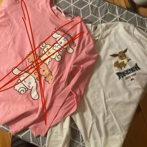  långärmad tröja  med  och Pokémon motiv (CINAMOROLL EJ KVAR) ) -  Cinnamoroll såld!!! vit med Pokémon-motiv, inklusive Eevee och andra karaktärer på ärmen. Perfekta för fans av dessa serier!(Se storlek på bild 5) Barnstorlekar men kan funka för vuxna i XXS, satt bra på mig som är 1,51 men har dessvärre breda axlar så blev för tajt. Ej kvar lapparna på tröjorna för hann ej lämna tbx i tid, annars enbart provade. 50kr kan fixa fri frakt utan spårbart och försäkrad kontakta is privat ☺️