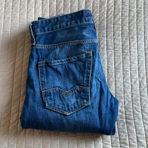 Blåa Replay Jeans - Säljer nu ett feta par Märkblåa Replay Jeans. Jeansen är i mycket bra skick och använts cirka 7-10 gånger. Säljer billigt, smidig frakt och affär. Hör av er vid fler frågor!