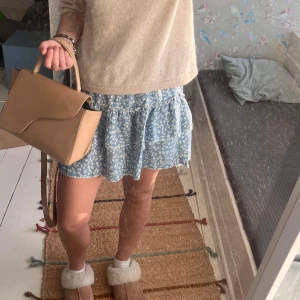 Blå volang kjol  - Jätte fin volang kjol köpt här på Vinted för 4 år sedan, tyvärr utan lapp så vet inte vilket märke det är, nästan aldrig använd av mig och ser helt oanvänd ut🥰