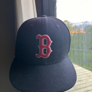 Boston Red Sox keps från New Era - Säljer denna klassiska mörkblå Boston Red Sox keps från New Era 59FIFTY-serien. Den är använd ca 3 gånger alltså väldigt bra skick. Passformen är normal och modellen är en klassisk basebollkeps. 