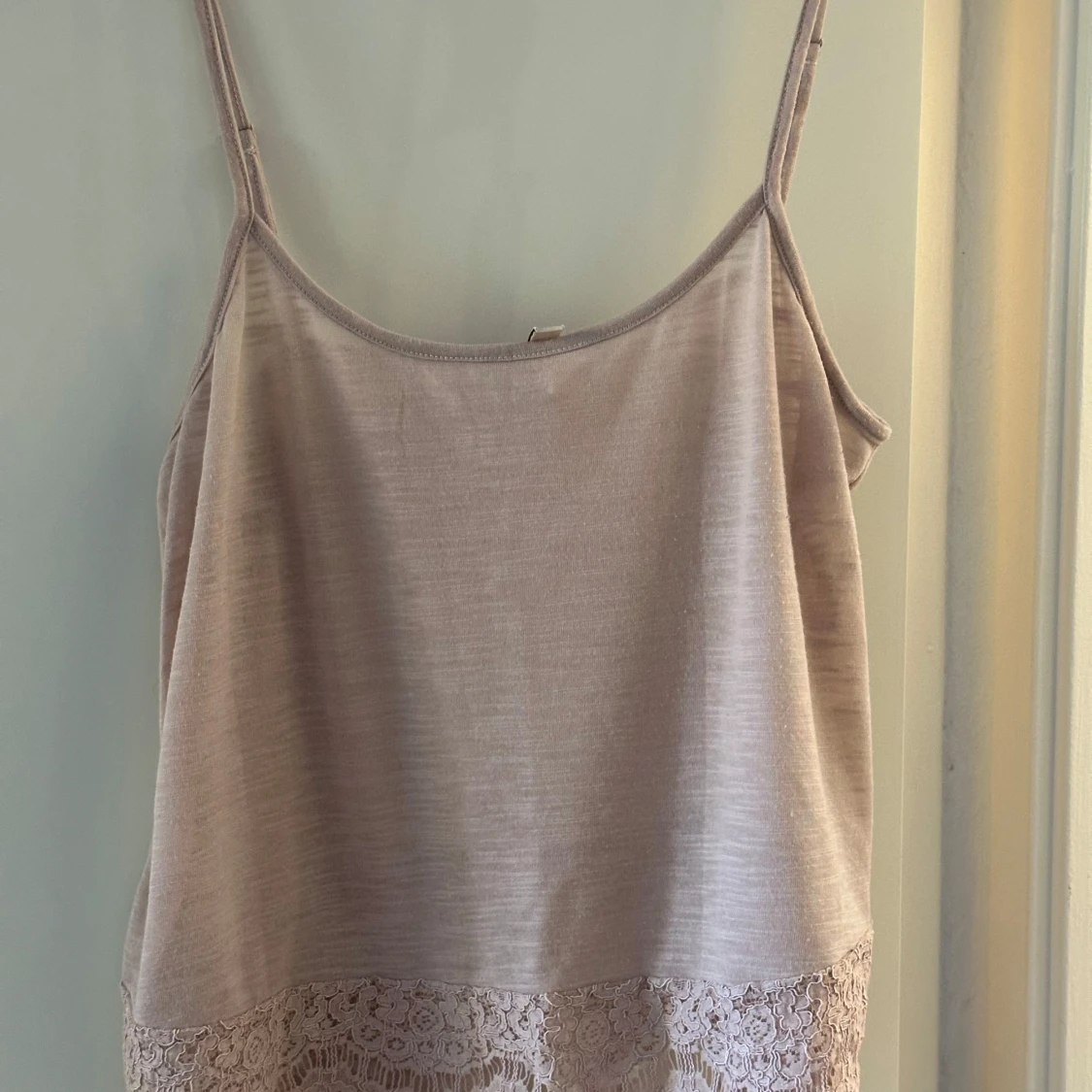 Beige linnetopp med spetskant