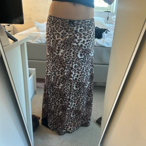leopard kjol  - leopard kjol från shein som inte kommer till någon användning, bra skick och i storlek XS
