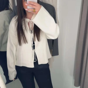 Kofta  - Vit kofta från ginatricot som är slutsåld, använd max 5 gånger och nypris 400 därav priset 