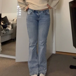 Lågmidjade bootcut jeans  - Säljer mina snygga ljusblåa lågmidjade bootcut jeans som är köpta ifrån h&m🩵Använt en del men är i ett mycket bra skick!! Jeansen är mer bootcut än på bild