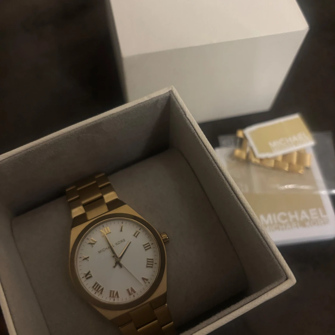Guldfärgad klocka från Michael Kors - 4