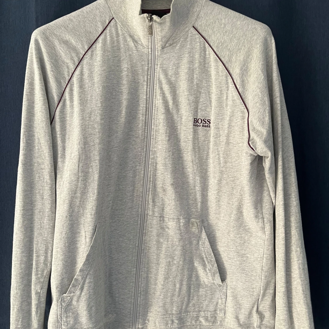 Ljusgrå zip-jacka från Hugo Boss