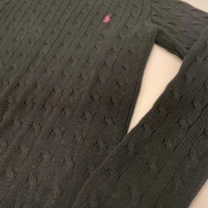 Kabelstickad Ralph lauren tröja - Svart Kabelstickad Ralph Lauren tröja //  Storlek L //  Mycket bra skick //  Pris kan diskuteras //  Skriv vid minsta fråga eller fundering💯🤝