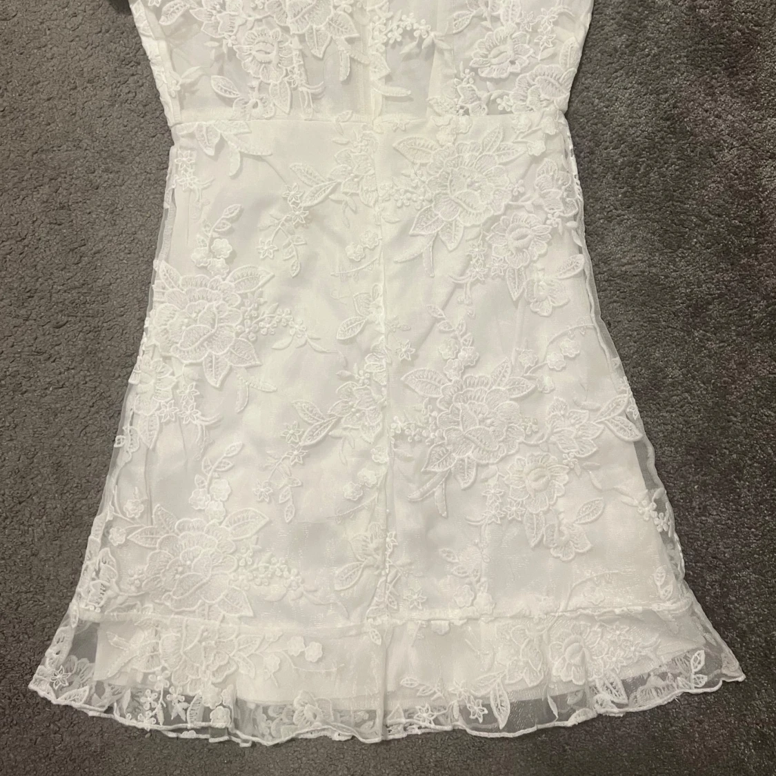 Vit klänning med blommigt mönster - 2