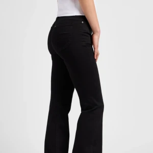 Lee jeans - Har använt dom 2 gånger typ men jag gillar dom inte för de är high waist. Dom blev uppsydda i butiken för dom var långa men dom är perfekt längd för mig o jag är 165. Dom är flared, bootcut