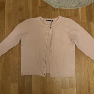 Ljusrosa kofta från 157 - Säljer en söt ljusrosa kofta från 157 i storlek M. Aldrig använt. Bara hängt i garderoben. 