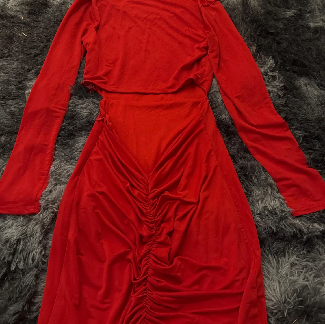 Röd långärmad klänning med rynkdetalj - 1