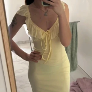 Gul sommar klänning  - Super fint skick, hör av er vid frågor💛