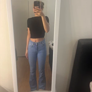 Ljusblå bootcut jeans - Säljer ett par ljusblå jeans från Gina, strl M. Är 168 o dom går hela vägen ner 
