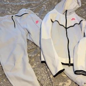 Nike tech fleece  - Säljer min exclusiva dress från Nike och den säljs inte mer alls, den är storlek xs. Skriv vid funderingar 