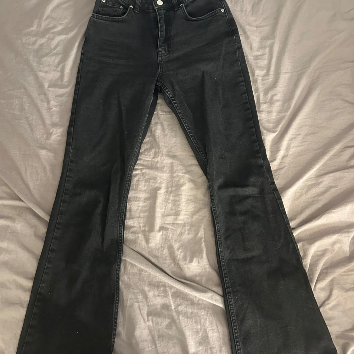 Svarta bootcut jeans från Gina Tricot  - 1