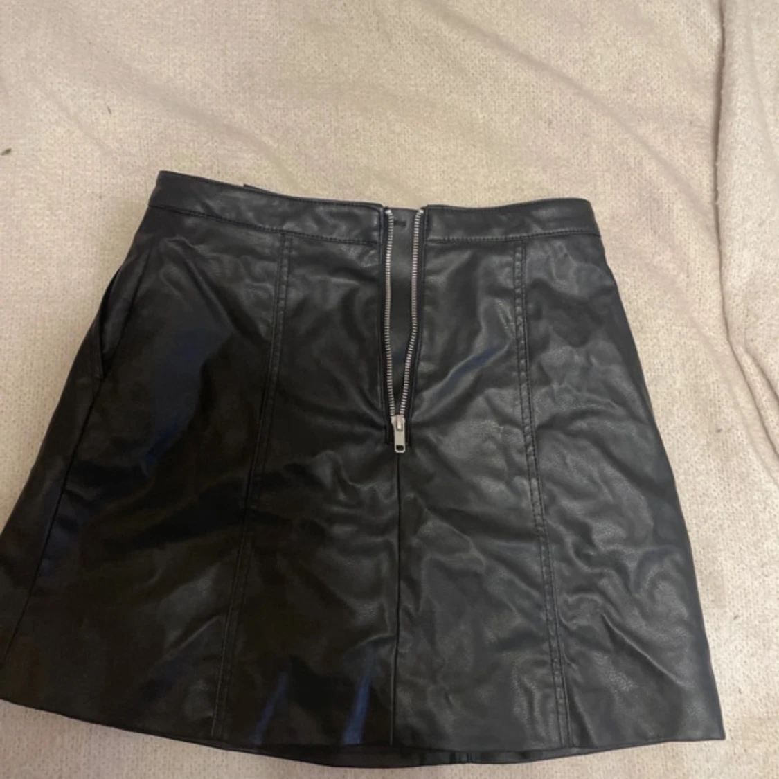 Svart skinnkjol från H&M Divided - 1