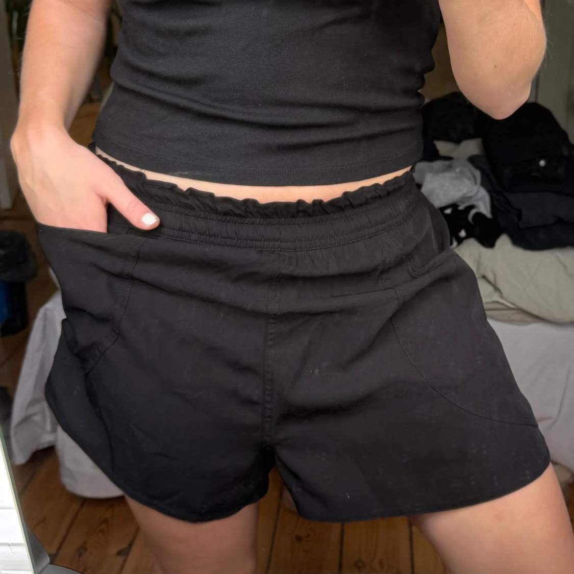 Svarta shorts med resårmidja och fickor - 1