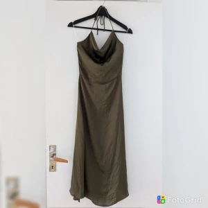 Olivgrön långklänning med halterneck - Säljer en olivgrön långklänning med halterneck och draperad urringning. 