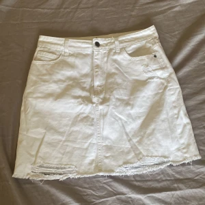 Vit jeanskjol med slitningar - Vit fin jeanskjol med slitningar/revor