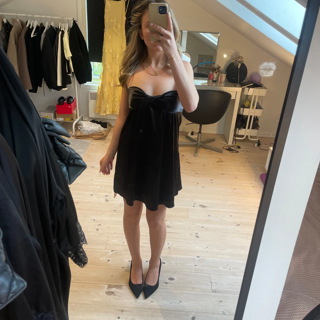 Svart axelbandslös miniklänning