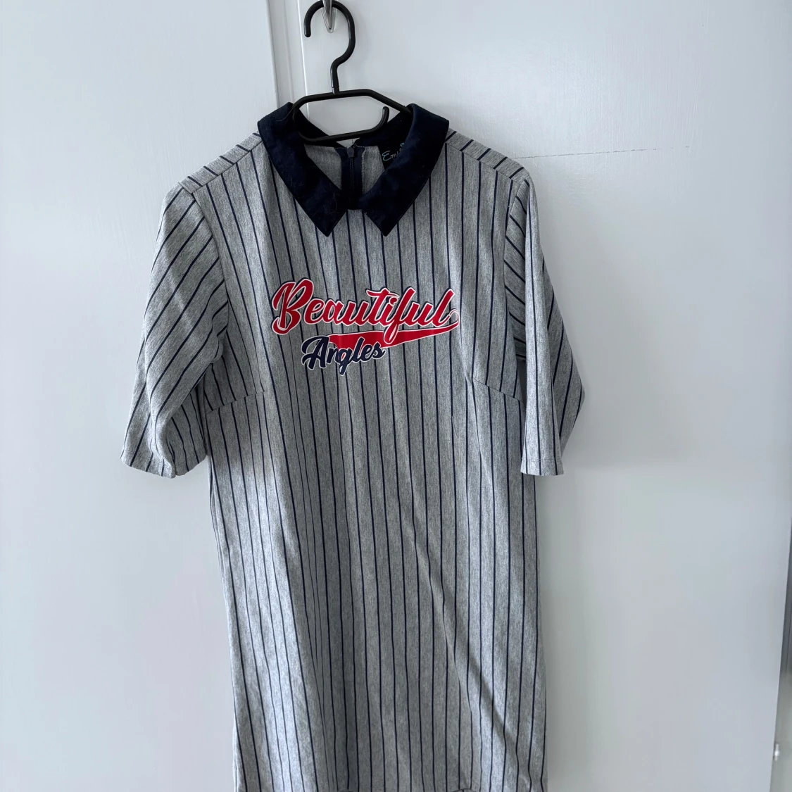 Randig klänning med krage från Emily Casual