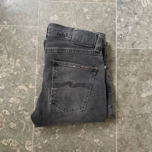 Nudie jeans  - Nudie jeans || Modell: lean dean || Strlk: 30/32 || Skick: 9/10 || Bara att skriva vid frågor och funderingar! 