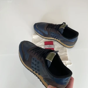 Valentino Rockrunners  - Säljer ett par mörkblå Valentino Rockrunners. Du får med en dustbag och ett vykort. Skorna är i storlek 41, men passar 42. Byten kan vara väldigt intressanta.