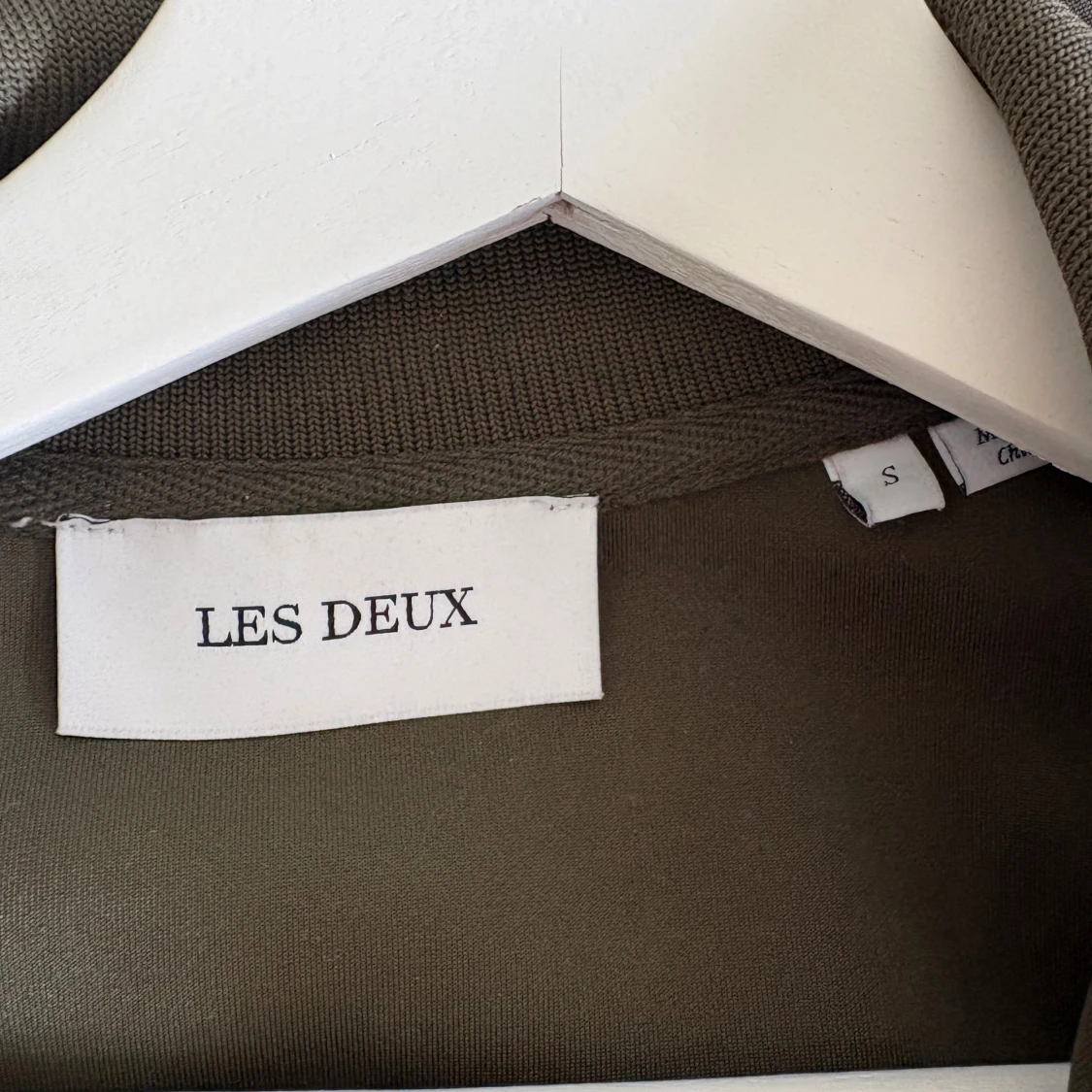 Olivgrön track jacket från Les Deux - 2
