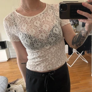 Spets topp - Säljer denna spets topp från Gina tricot. Aldrig använd.