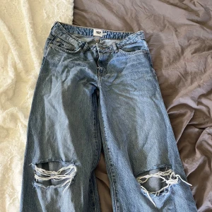 pösiga slitna jeans från lager 157 - Säljer dessa för att dom är för stora och för långa för mig. knappt aldrig använda. dom köptes slitna så det är inget jag gjort själv. Ändå inga defekter vad jag sett!
