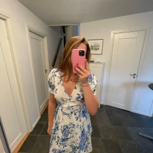 Sommar klänning - Jätte fin klänning från Gina. Använd en gång