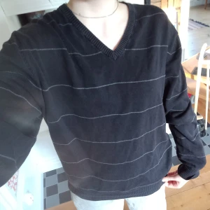 svart tröja - svart tröja med grå ränder^^
