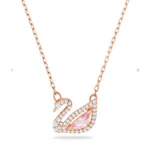 Svanslovski halsband - Elegant halsband i roséguld med en svanformad berlock dekorerad med gnistrande vita stenar och en rosa droppformad sten i mitten. Perfekt för dig som vill ha något unikt och glittrigt.