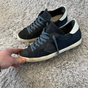 Philippe Model sneakers - Säljer ett par sköna Philippe Model sneakers! | Mycket fint skick finns några mindre tecken på användning! | Storlek 41. | Endast skor. | Ställ gärna frågor innan du köper!
