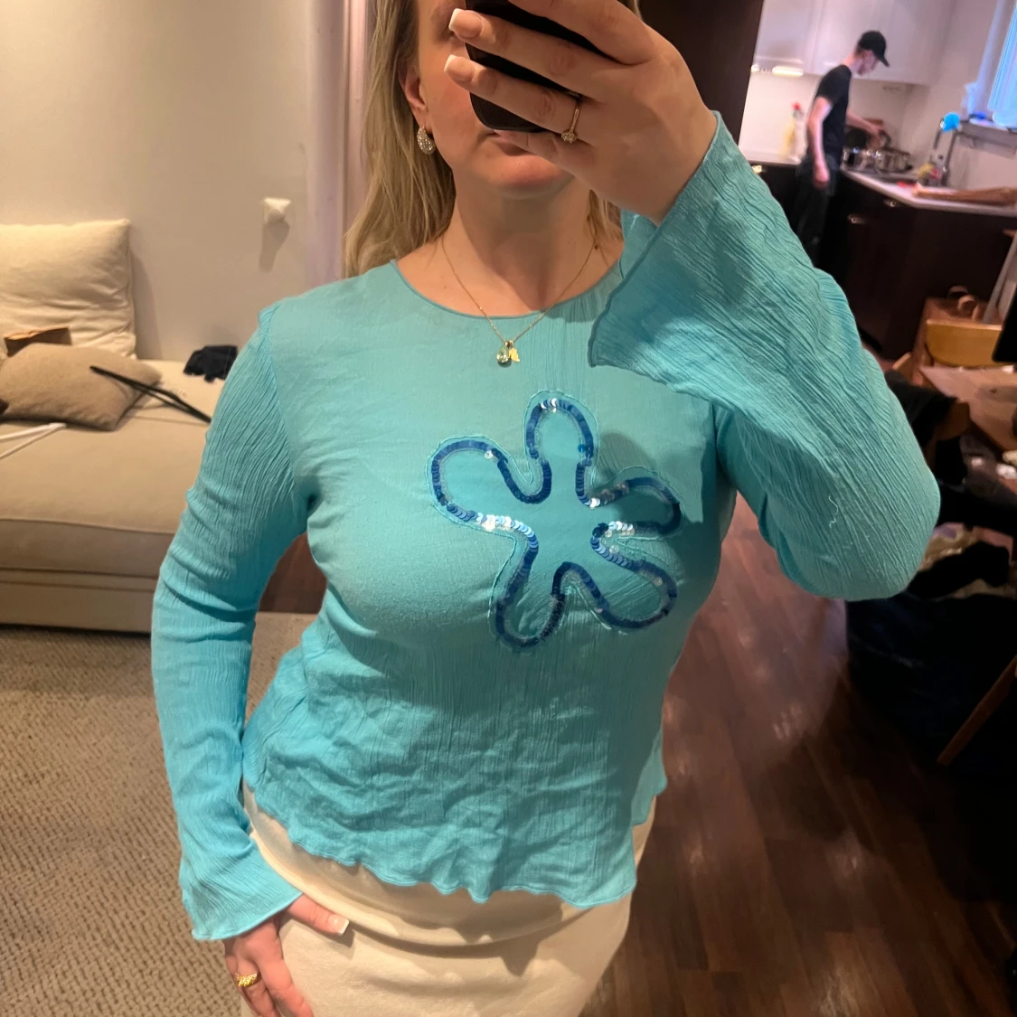 Turkos långärmad topp med paljettblomma - 1