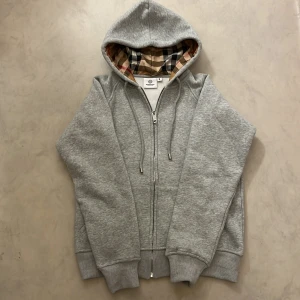  Burberry kofta  - Helt nya oanvända skick 10/10 . Storlek M. Passar bra med mig 178cm och 66kg. Pris kan diskuteras 🙌