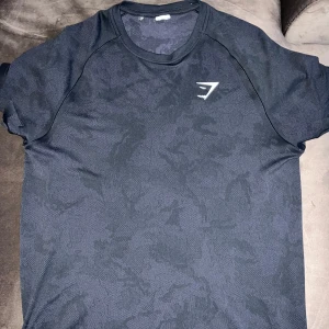 Gymshark camo - En snygg och smickrande tröja från Gymshark med camomönster. Storlek L. Jättefint skick.