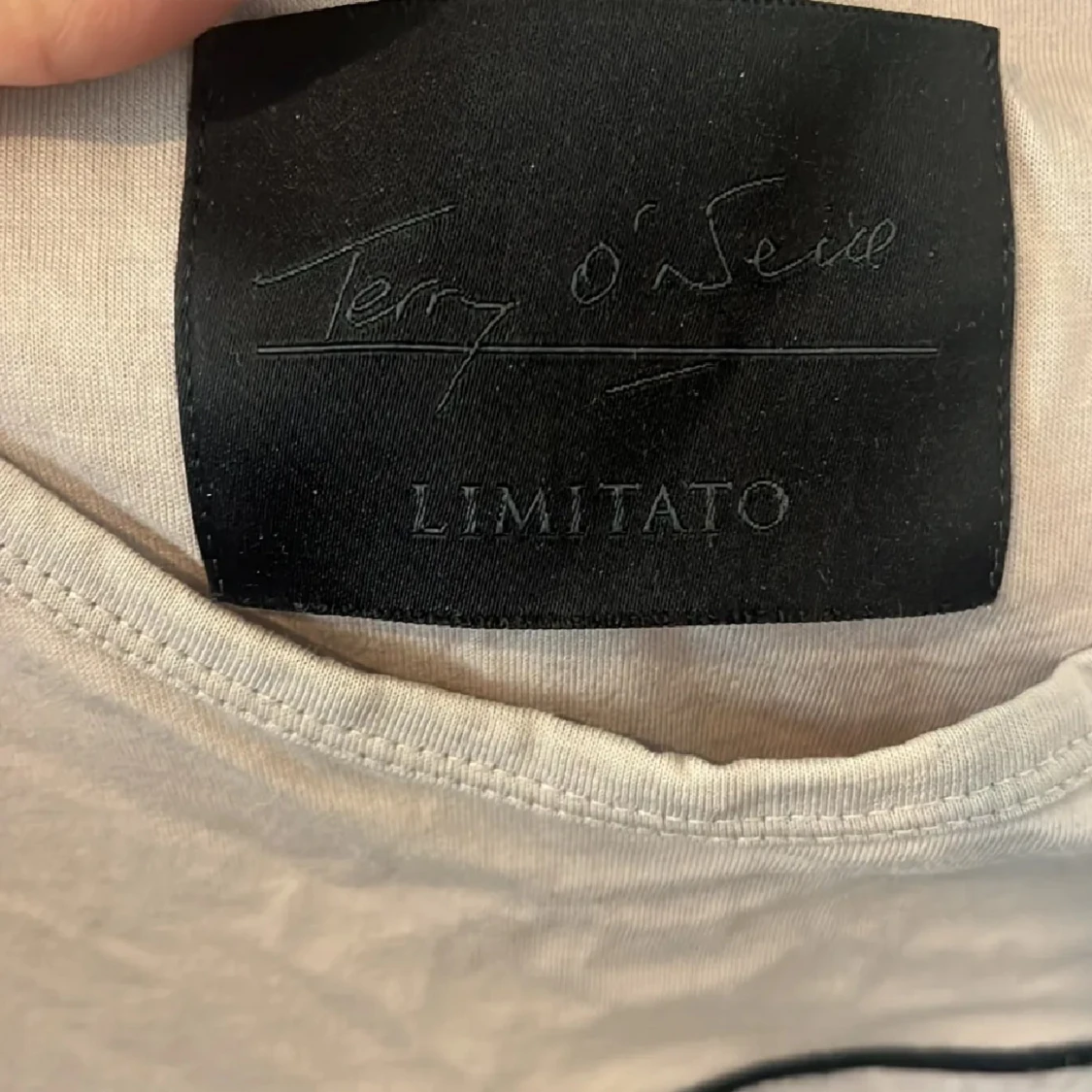 Beige t-shirt med fotoprint från Limitato - 1