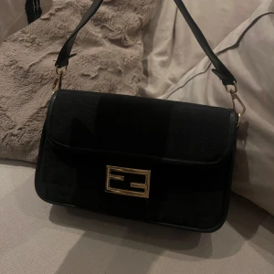 axelväska - Lite repigt på spännet