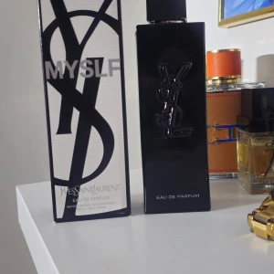 Yves Saint Laurent MYSLF Eau de Parfum 100ml - YSL MYSLF Eau de Parfum är en elegant herrdoft i svart, stilren flaska med YSL-logga i relief. Parfymen kommer i en vit och svart kartong med grafisk design. Flaskan rymmer 100 ml och är tillverkad i Frankrike. Anvand max 5 ml 