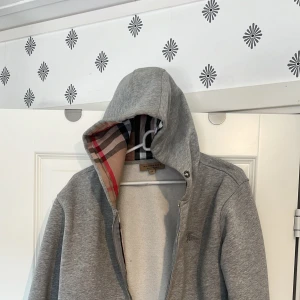 Grå hoodie med dragkedja från Burberry - Säljer min burberry hoodie för den är för liten för mig. 