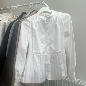 Vit blus - Vit blus från Levete i bra skick förutom några fläckar som kan visas närmare