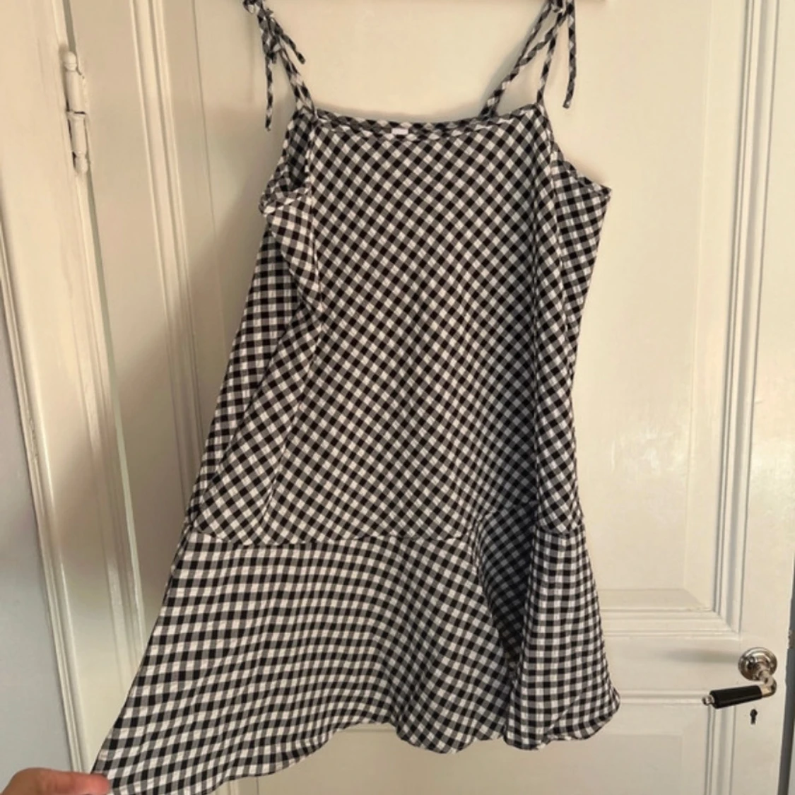 Svartvit rutig klänning med volang - 1