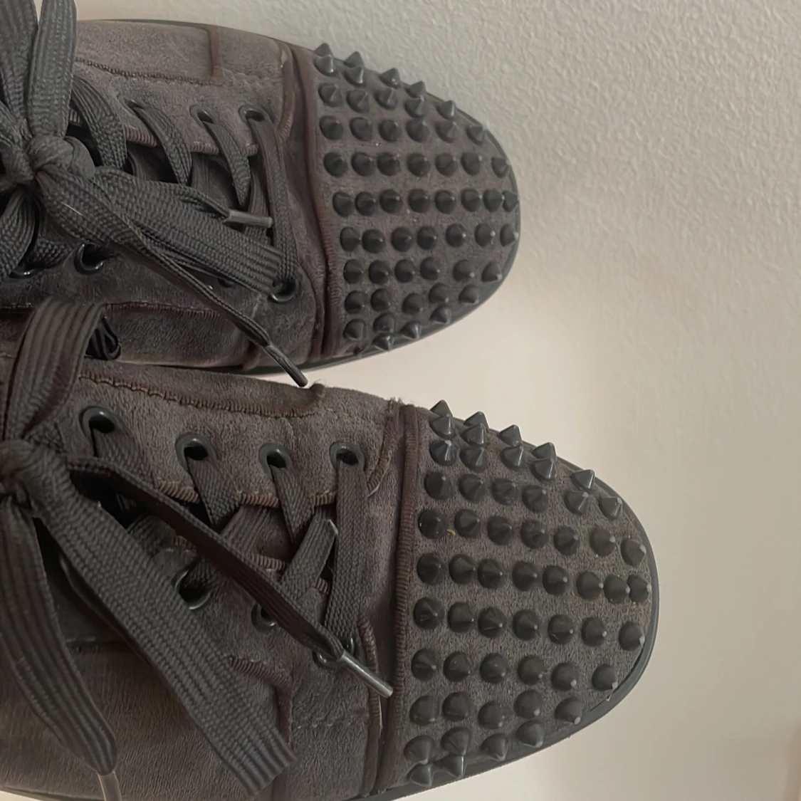 Louboutin gråa  - 3