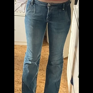 Blå jeansbyxor från Sportmax Code - Snygga blå jeansbyxor från Sportmax Code med klassisk femficksdesign och raka ben. Byxorna har normal passform och medelhög midja. Perfekta till en avslappnad stil och lätta att matcha med olika toppar. Aldrig använt! Men köpta second hand. Skriv om du har frågor! Pris kan diskuteras 