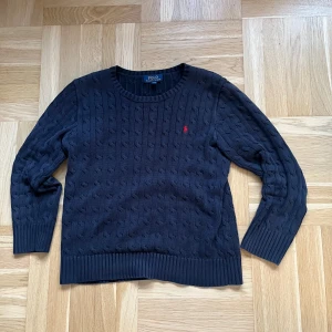 Polo Ralph lauren cable knit 14-16y - Säljer denna tvär fetta raffe tröjan 😊tröjan som man ser på bild tre har en defekt på sig vid höger back om tröjan || storleken på tröjan är 14-16 år|| tröjan är väl använd || pris ej hugget i sten || vid frågor är det bara att slänga ett pling 🛎️ 